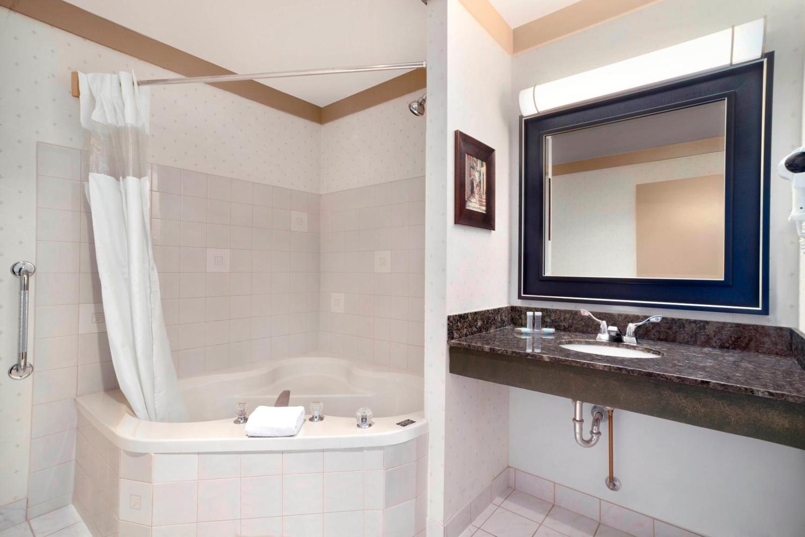 Days Inn & Suites by Wyndham Sault Ste. Marie ON