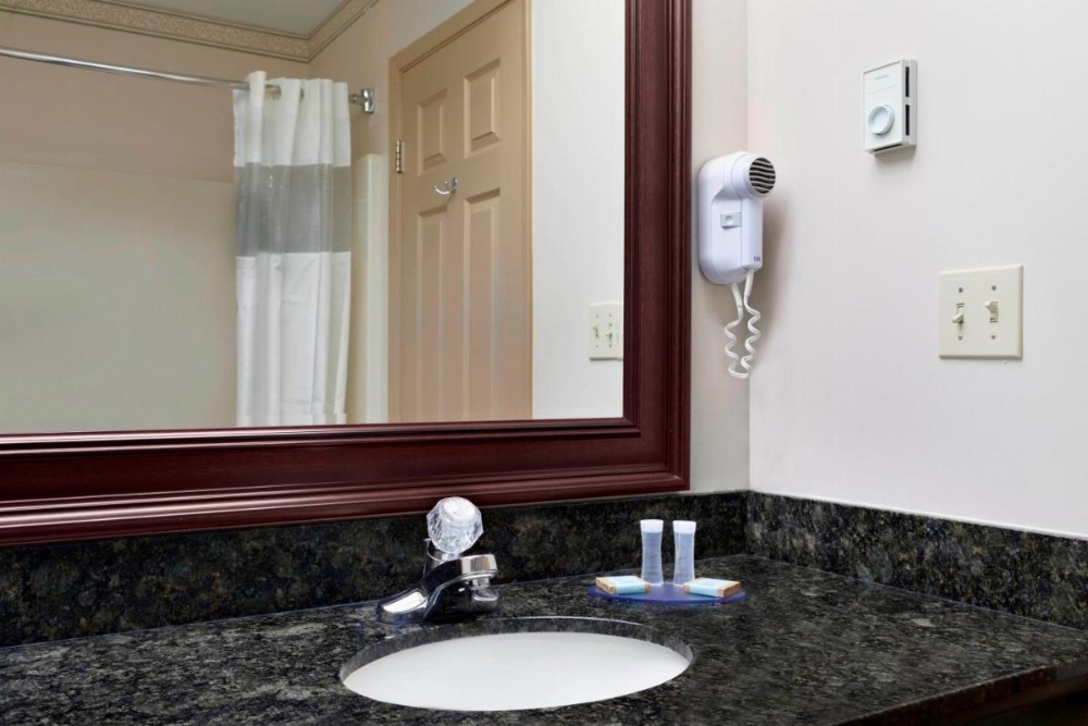 Days Inn & Suites by Wyndham Sault Ste. Marie ON